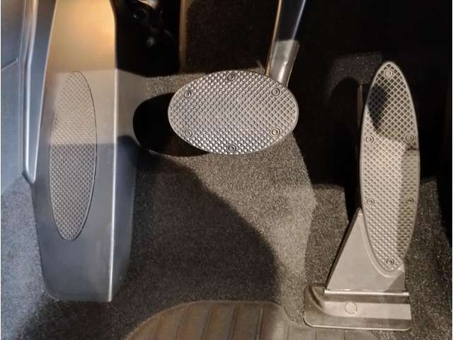 【ペダル】BMWはオルガン式アクセルペダルを採用しています。踏み込む足とペダルが同じ軌跡を描くため、かかとがずれにくく、アクセルコントロールがよりしやすくなるメリットがあります。