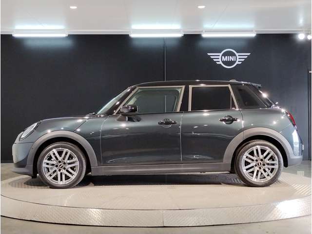 MINIのアロイ・ホイールは、MINIらしさの象徴である、ゴーカート・フィーリングを向上させるために技術の粋を集めて開発されています。