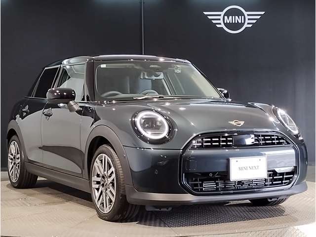 MINIのフロントグリルのデザインはイギリスで生まれた当初から、シルバーのサイドバーが折り重なった伝統的なデザインで御座います。その伝統はBMWのお車になってからでも少しずつ形を変えて守られております