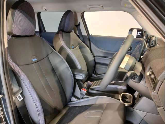 MINIの少し硬めのシートは乗り降りもしやすく、長距離ドライブでも疲れません。