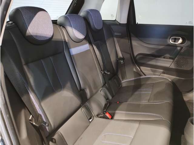 コンパクトで愛嬌のあるMINIで御座いますが、後席も意外と広く、シートは少し奥が下がっているため、ヘッドクリアランスも十分に確保されております。