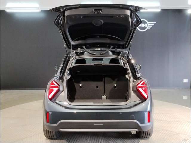 ラゲッジルームは全面ファブリック加工でございます。大切なお荷物に傷が付きづらいですよ。