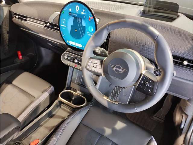 MINIの内装はとにかく『円』に拘ったデザインコンセプトが一目で伝わってきます。これほど円形に拘った車は他に御座いません。伝統のデザイン、トグルスイッチなど遊び心のある内装で御座います。
