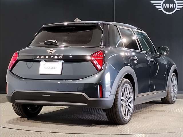 MINIの魅力のひとつは、豊富に用意されたボディカラーです。色々なカラー設定が御座いますので、明るめ、暗め、暖色系、寒色系など大まかな好みのお色から探していくとよいかもしれません。