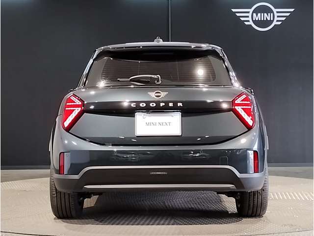 後ろからみても直ぐにMINIだとわかる丸みを帯びたデザインでございます。