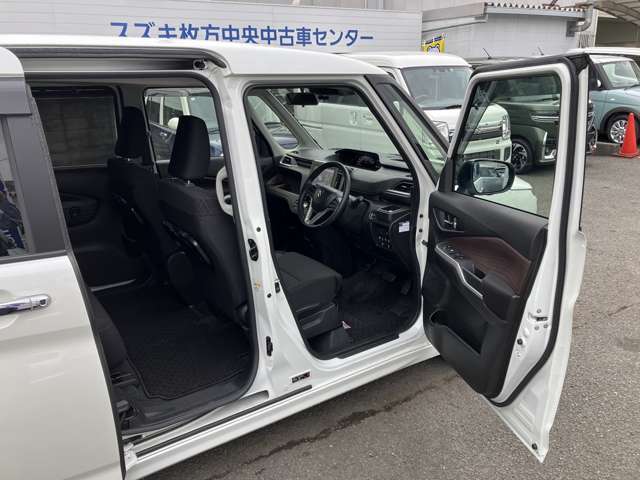 フロントドア開放状態です。ドアの開口角度が大きく　乗り降りがしやすい広々とした開口部です。