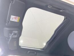【ガラスルーフ】ガラスルーフ搭載で車内の解放感が一気にアップ！開放的なドライブをお楽しみいただけます。