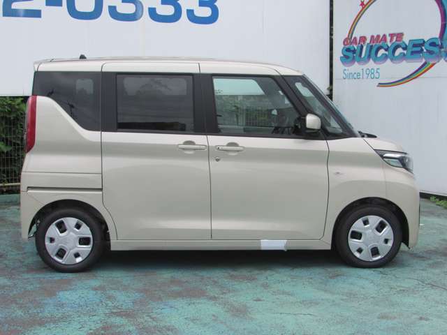 右側は手動スライドドアになります。