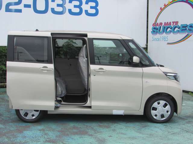 右側は手動スライドドアになります。