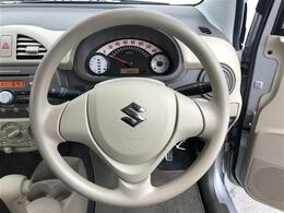 【ステアリング】軽い力で扱いやすいハンドルです。目立つ傷やスレなどなく綺麗な状態です！除菌プランいれていただくとさらに快適に！清潔なお車はお子様にも安心ですね！