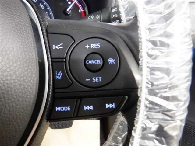 レーダークルーズコントロール(全車速追従機能付)付きです。車速に応じて追従支援してくれるので、ロングドライブも快適です。詳細は販売店スタッフまでおたずねください。