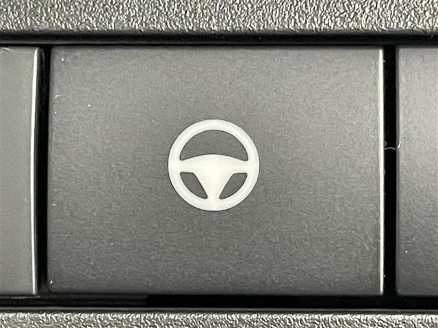 【ハンドル支援】左右のレーンマーカーを検出し、車線中央付近を走行するようにステアリングを制御し、運転者のハンドル操作を支援します。機能には限界があるためご注意ください。