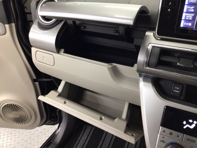 【グローブボックス】収納スペースが沢山あるので車内が散らからずに助かります。ちょっとした物を入れるのにいいですね♪