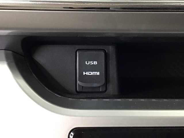 HDMIポート、USBポートが装備されております。HDMIポートを他の機器と繋げることによって、モニターへ映像を流すことができます。