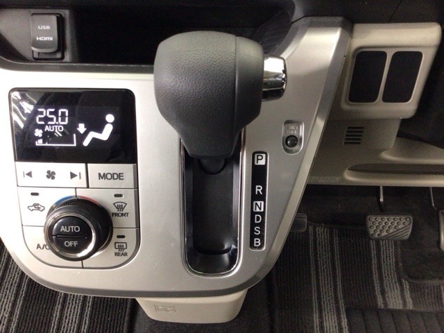 オートマチックシフトレバーは、手になじみ操作しやすい形状で安全運転にもつながります♪