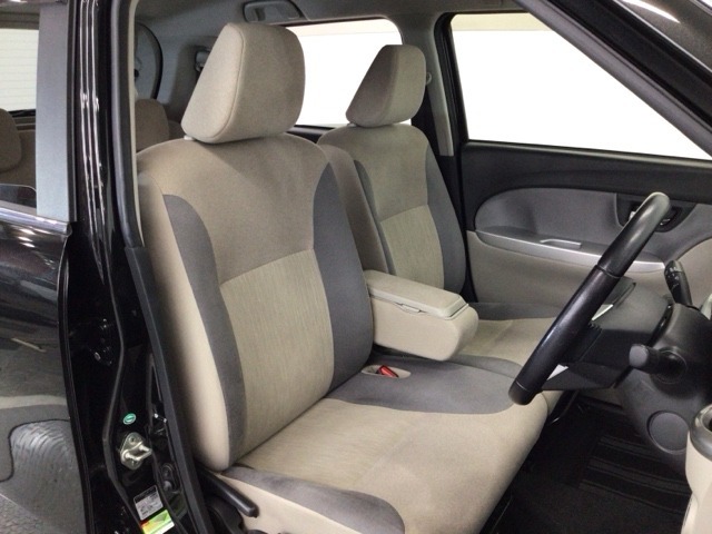 【前席】充分な広さを確保した、快適な前席！インテリアカラーも落ち着いたお色です♪センターアームレストも付いて、リラックスした姿勢で運転していただけます♪