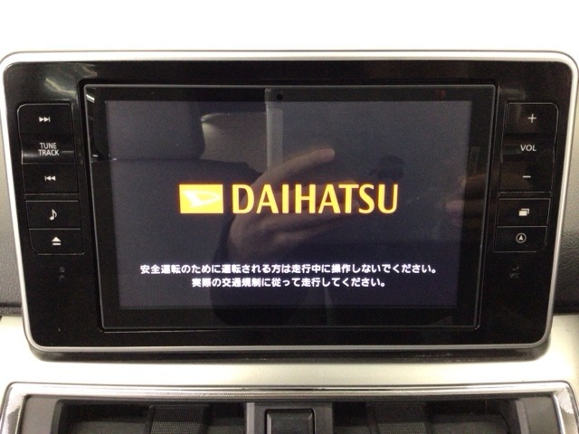 【オーディオ機能】ナビに一体のオーディオは、フルセグTVの他にDVD/CDプレーヤーを装備♪もちろんFM/AMラジオもお聞きいただけますよ♪