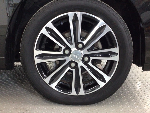 【アルミホイール】純正アルミホイール装備！足元を際立たせ、軽快な走りを演出します！印象もアップし、スタイルも引き締まります！スポーティーさの中にラグジュアリーを感じさせるデザインですね♪