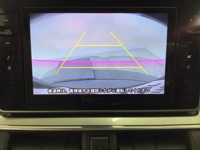 【バックカメラ】運転が苦手な方も車庫入れラクラクです！ギアをリバースに入れれば自動的に切り換わりますので、面倒な操作は不要です♪狭い駐車場もお車を傷つけず安心ですね！