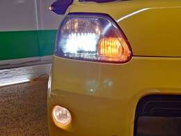 明るいLEDヘッドライトとフォグも付いて夜間走行も安心です！