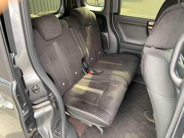 2列目のシートもゆったり快適に座っていただけますので、後部座席にお乗りの方も楽しくドライブに参加していただけますよ。