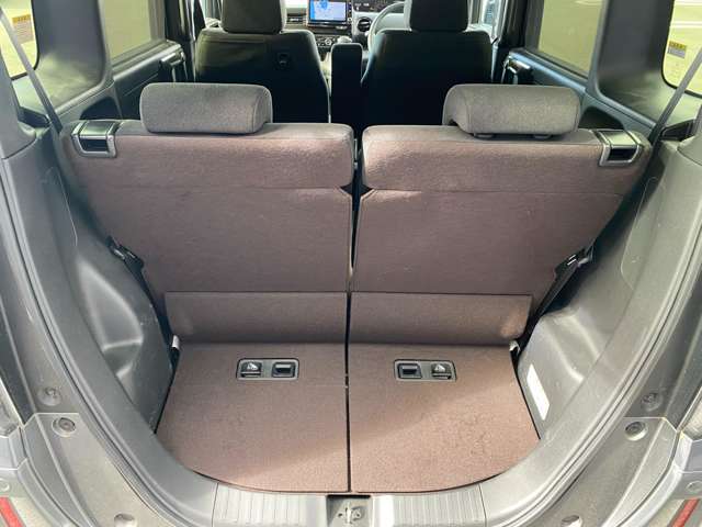 テールゲートを開ければ広々ラゲッジスペースが現れます。人とモノが、快適に移動できる空間って特別ですよね。ドライブがもっと楽しくなりますよ。