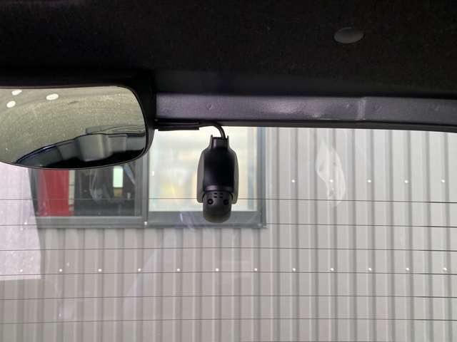 今や必需品となったドライブレコーダーも装着されています。運転中の記録を録画してくれます、万が一の時にドライブレコーダーがあれば安心です！（フロント・リア）