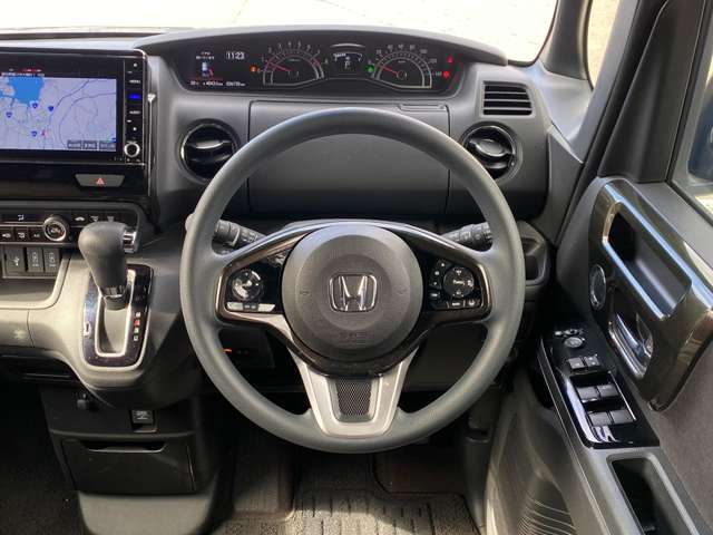 ハンドルはすべり難く適度なグリッップ感がありますので安全運転に役立ちますよね。さらにハンドル越しでも見やすい位置にメーターパネルが配列されますので安心ですよ。