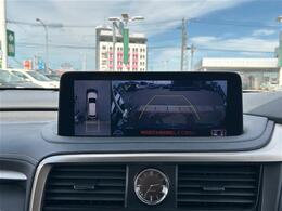 【パノラミックビューモニター】クルマを真上から見下ろした視点で駐車をサポートします！クルマの斜め後ろや真横など、いち早く障害物に気が付くことができます。