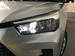 LEDヘッドライトです。デザイン性がよくとても明るいので、夜間の走行や悪天候でも安心です。しかも長寿命！