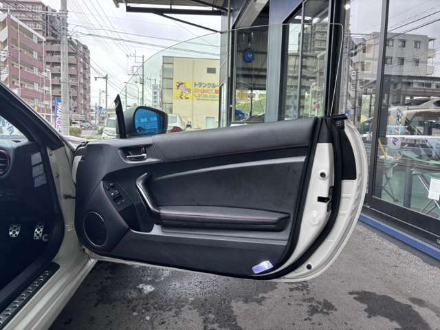 擦れ・汚れが無くキレイな運転席ドア内張★