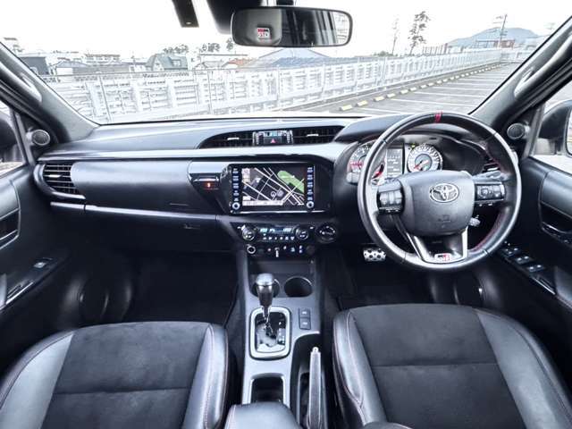 納車時、提携先のディーラー及び民間整備工場にて法定12ヶ月点検整備、専用診断機によるCPU診断、定期交換部品及び消耗品を交換後納車いたします。ご安心いただけると思います。