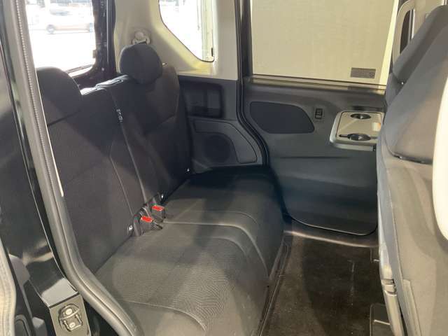 後席はひざ周りスペースも広く脚を組んで座れるほど。フロア部に段差がないので足元にも窮屈さを感じません。