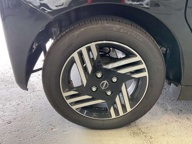 エクステリアに合ったデザインでスタイリッシュなアルミホイールが足もとに装着されております。