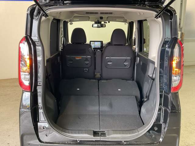 さらにシートを倒せば、長尺物などの収納もできるスペースになります。