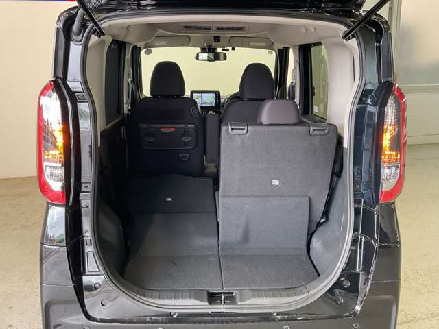 5：5の比率で後席が倒れてくれます。乗車人数と載せる荷物によってレイアウトを変えられます。