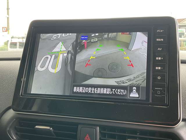 ギアをバックに入れた後、カメラボタンを押すと、運転席から見えない左側面を画面に映してくれるので、幅寄せや縦列駐車がし易くなります！