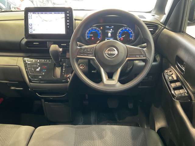 運転席からの視界が左右に広く隅々まではっきりと見渡せます。クルマの前端も把握しやすく安心して運転できます。