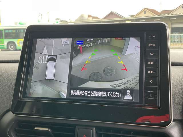 ギアをバックに入れるとナビ画面に、まるで雲の上から覗いているような映像が映り、駐車をサポートしてくれます！