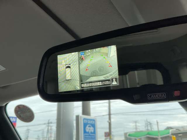 モニターをビルトインした ディスプレイ付きルームミラー映像は、スイッチ操作により、「トップビュー」「フロントビュー」「サイドブラインドビュー」を切り替えが可能です。