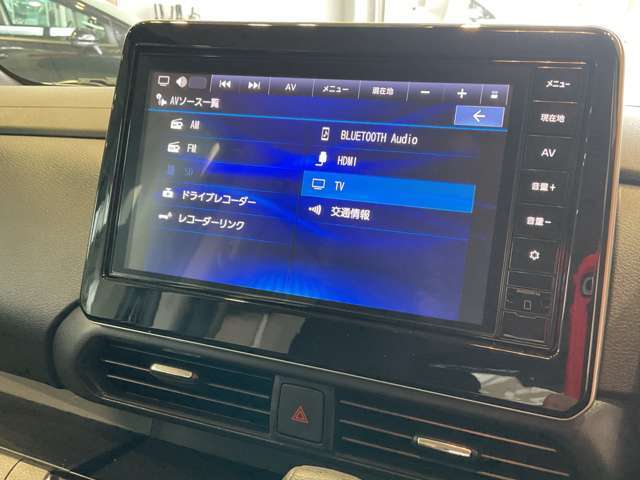 案内表示も見易く、クリアな画質を楽しんでいただけるフルセグ地デジTV、Bluetooth、USB接続音楽再生など多数の機能も満載です！！