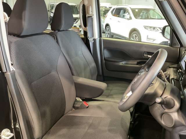 運転席はほどよくホールド感のある形状をしておりますので、運転がし易いです！