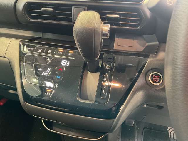 オートエアコン付きなので、温度を設定するだけで車内を快適にしてくれます！