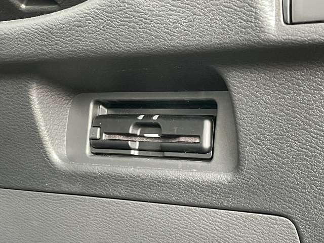 高速道路の料金所もスムーズに通過できるETC。阪神高速はETC使用時に距離料金でお得になります！ビルトインタイプですので、綺麗にスッキリ収まっています。