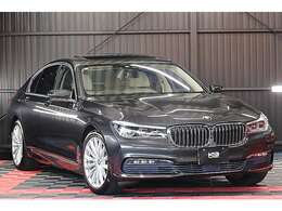 平成28年8月登録　BMW7シリーズ740i　お色はソフィストグレーブリリアントエフェクトメタリックとなっております。