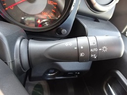 点灯忘れも防止できるオートライトコントロール機能付！トンネルの多い道では重宝しますよ！！