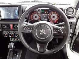 エアバッグはもちろんついてます。見やすいメーターと操作しやすいスイッチ類もいいですね！