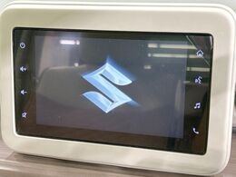 【ディスプレイオーディオ】お持ちのスマホやMP3プレイヤーとの無線接続で音楽再生が可能！コードで繋ぐわずらわしさも無く、手軽にお気に入りの音楽を楽しめます。