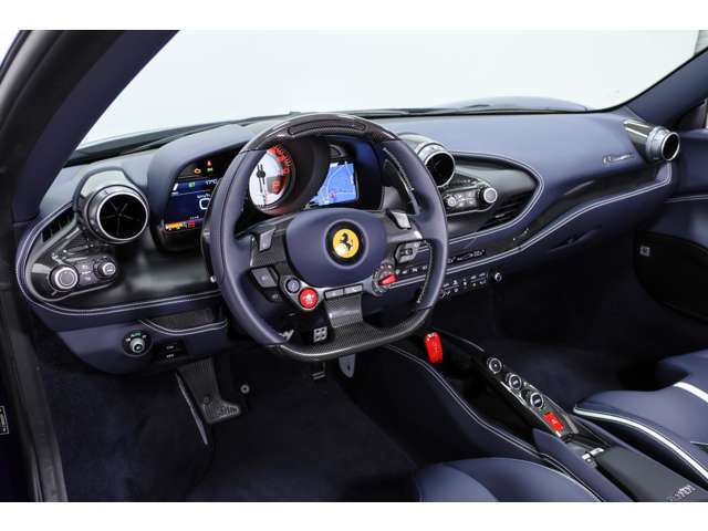 フロント/リアパーキングセンサー・リアパーキングカメラ・インテリアレザーカラーリアアッパー/Blu Sterling・LHD・防眩ドアミラー・特注オプション/Biancoが装備されております。