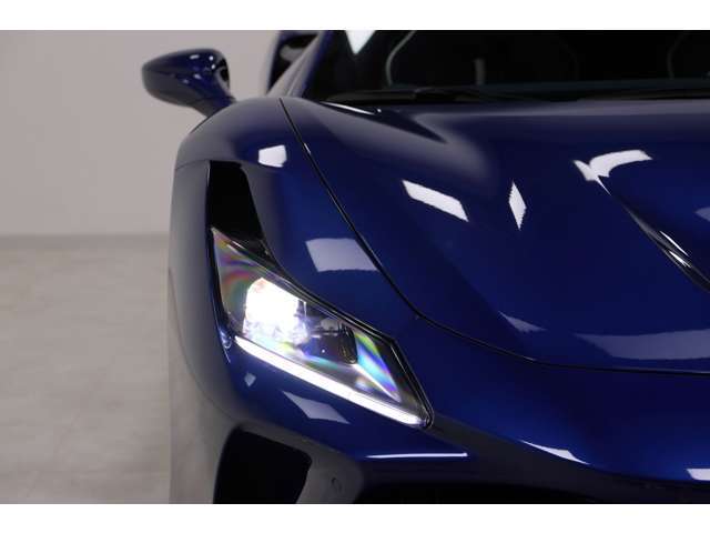 スペシャルカラードステッチ/Bianco・カラードレザー仕上げステアリングホイール/Blu Sterling・Aピラーのカラードレザー仕上げ/Blu Sterling・スクーデリアフェラーリエンブレム・